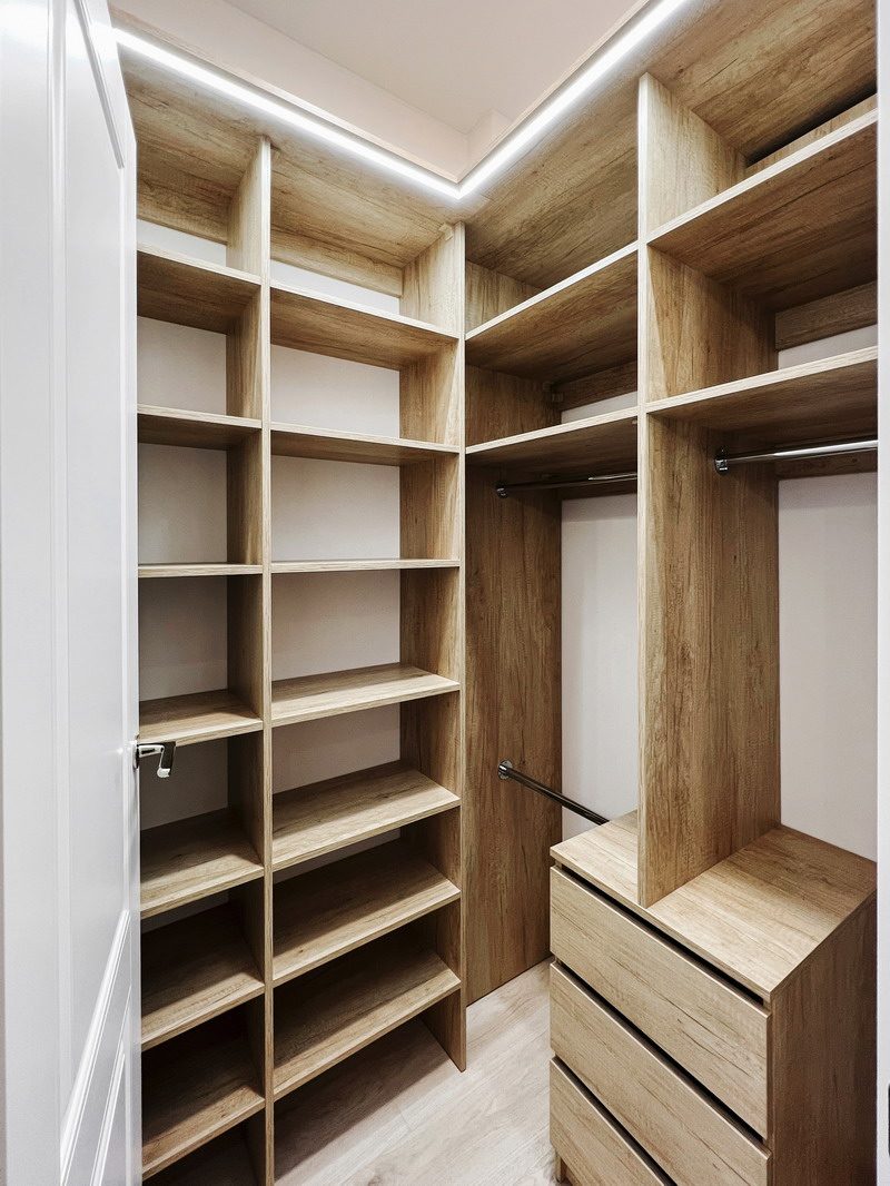 Маленькая гардеробная большого города: решения для компактных пространств