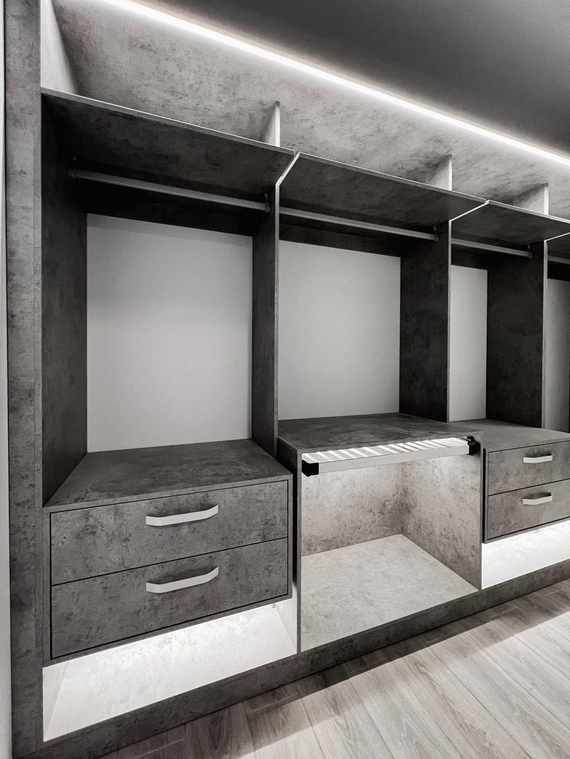 Когда лучше иметь шкаф, а когда — гардеробную?