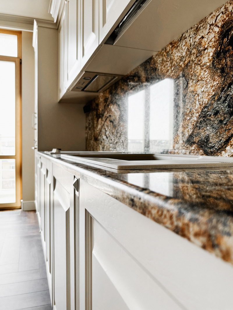 Фартук для кухни: виды материалов и правила выбора