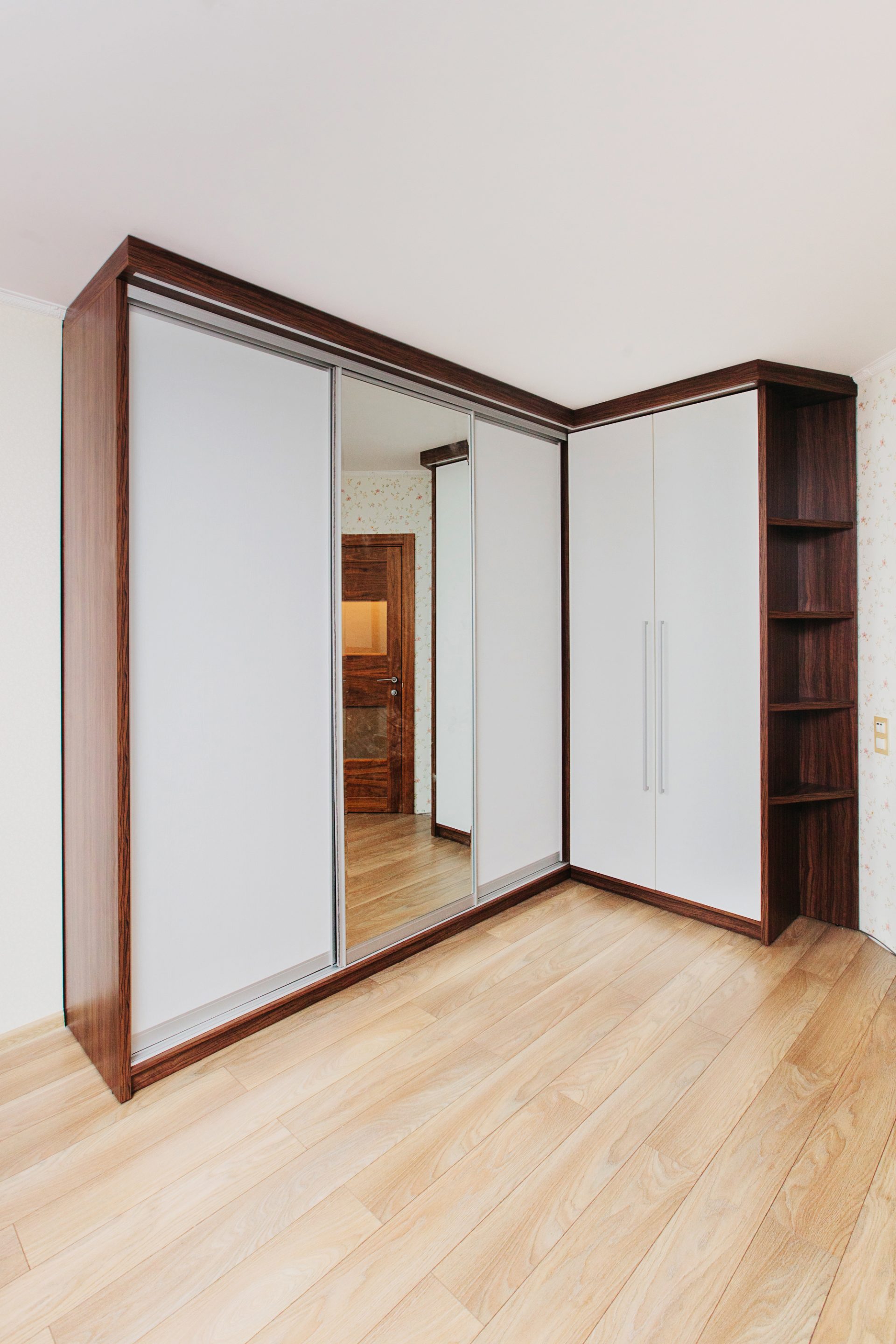 Угловой шкаф: как эффективно использовать сложное пространство