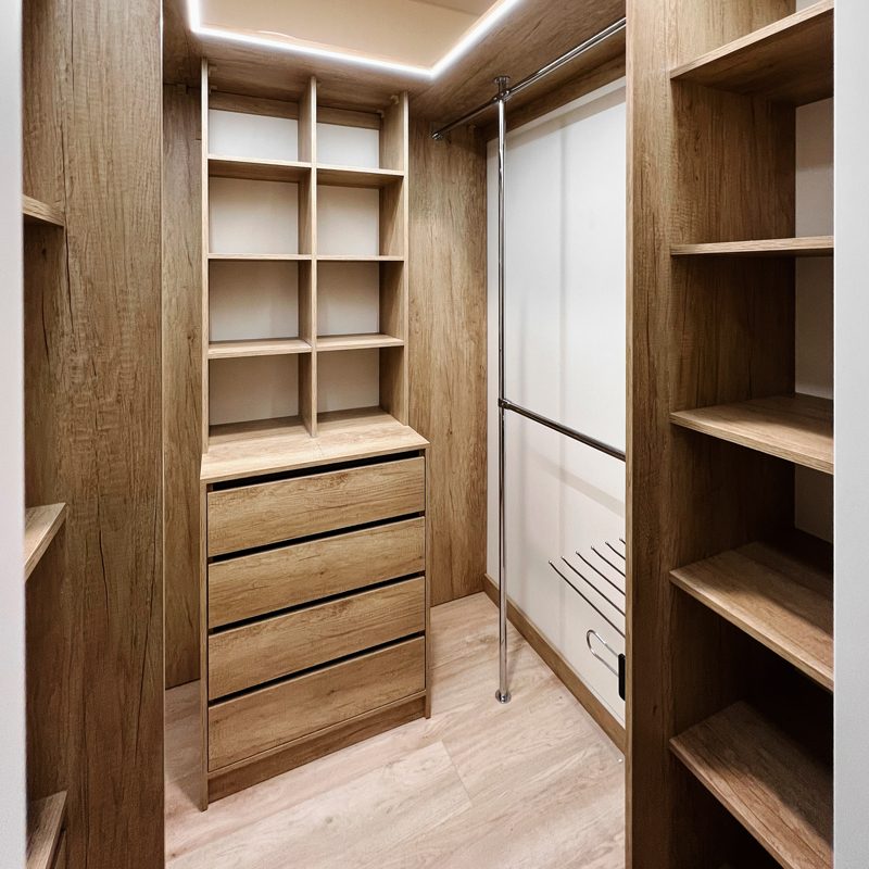 Как спроектировать идеальную гардеробную для петербургской квартиры