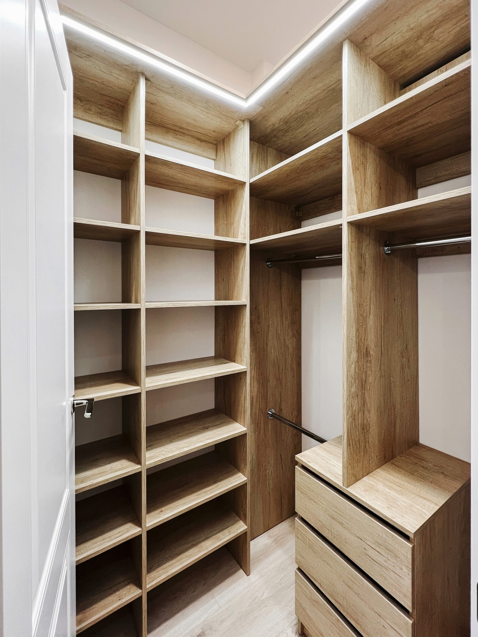 Гардеробные на заказ от производителя в Санкт-Петербурге