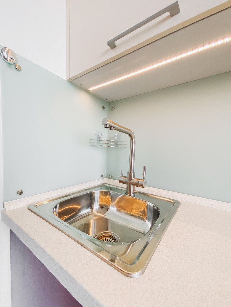 Раковина с краном