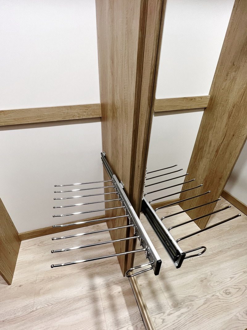 Выдвижная брючница