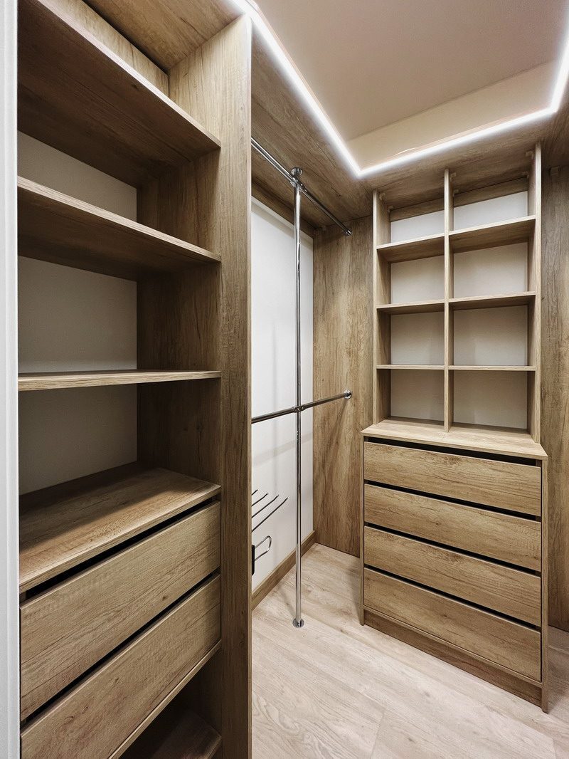 Гардеробная комната на заказ от производителя в Санкт-Петербурге