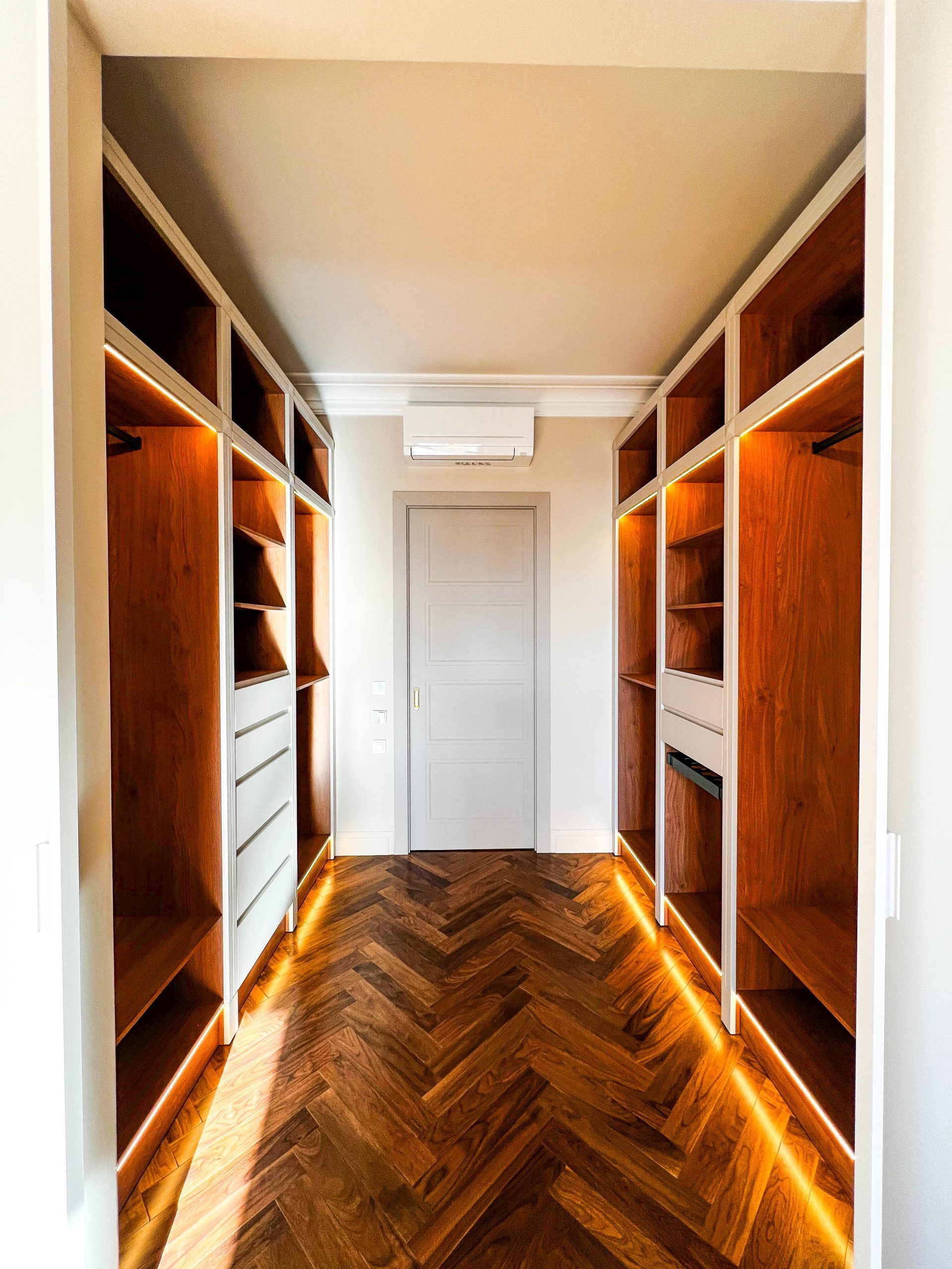 Гардеробная комната на заказ от производителя в Санкт-Петербурге